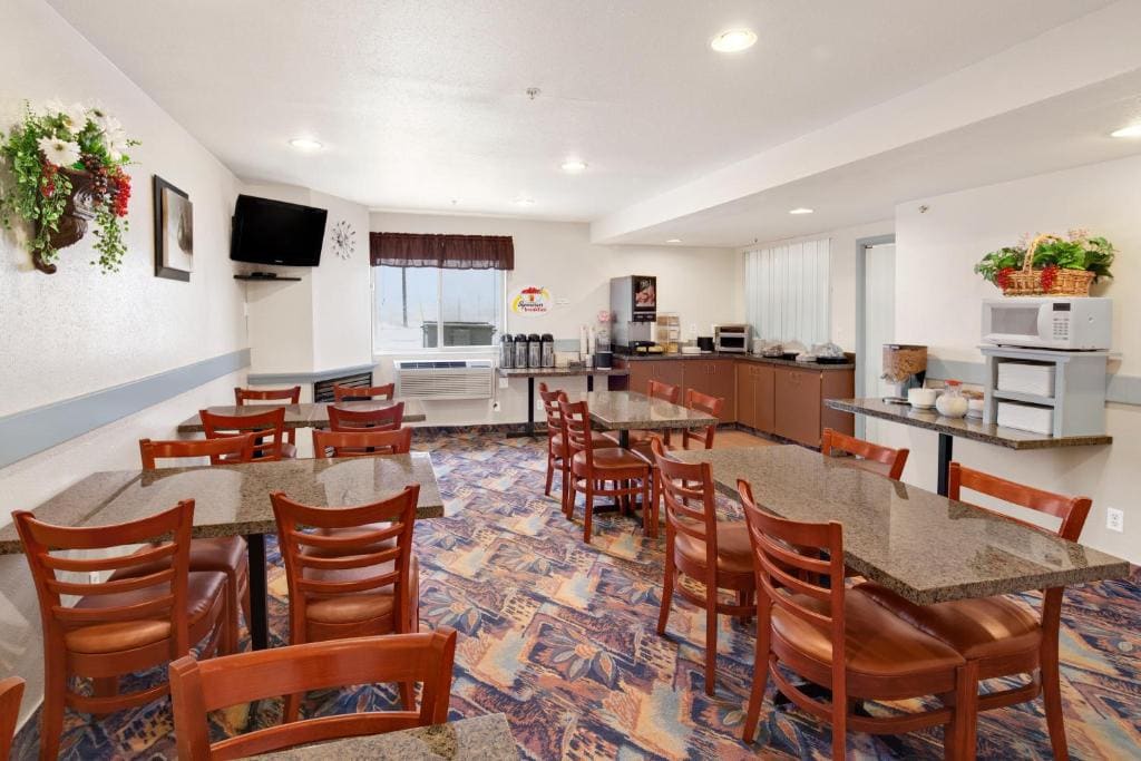 Super 8 by Wyndham Swift Current - View 4