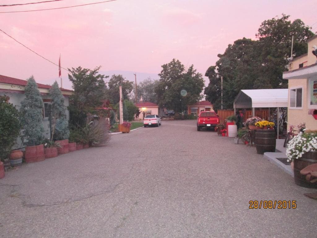 Tel-A-Friend Motel - View 2
