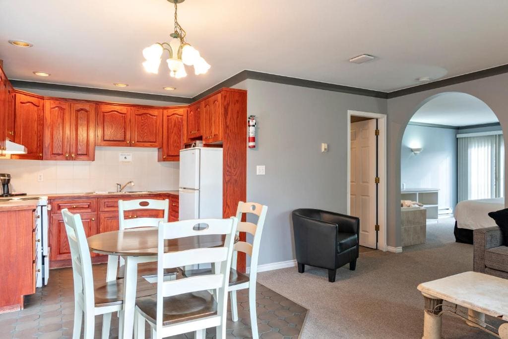 Tiki Shores Inn & Suites - View 4