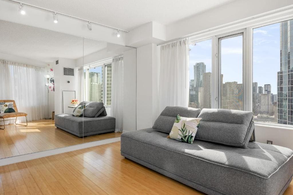 Modern Suite Condo next to Eaton Centre - The Roland - View 6