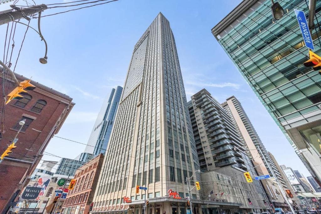 Modern Suite Condo next to Eaton Centre - The Roland - View 5
