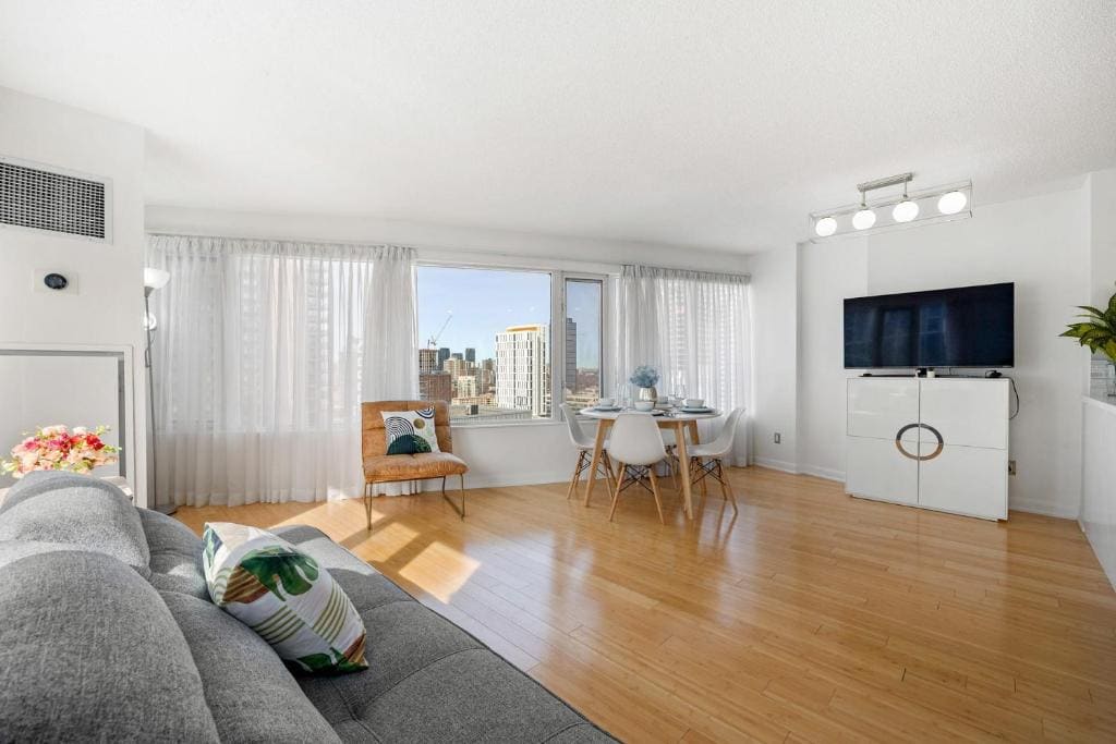 Modern Suite Condo next to Eaton Centre - The Roland - View 7