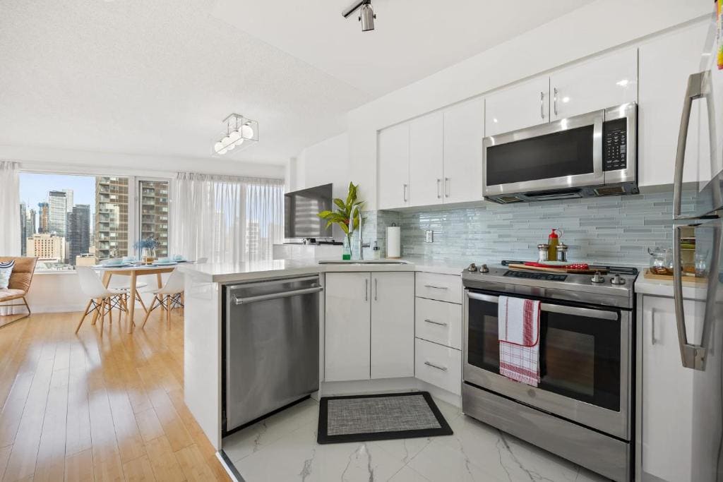 Modern Suite Condo next to Eaton Centre - The Roland - View 4