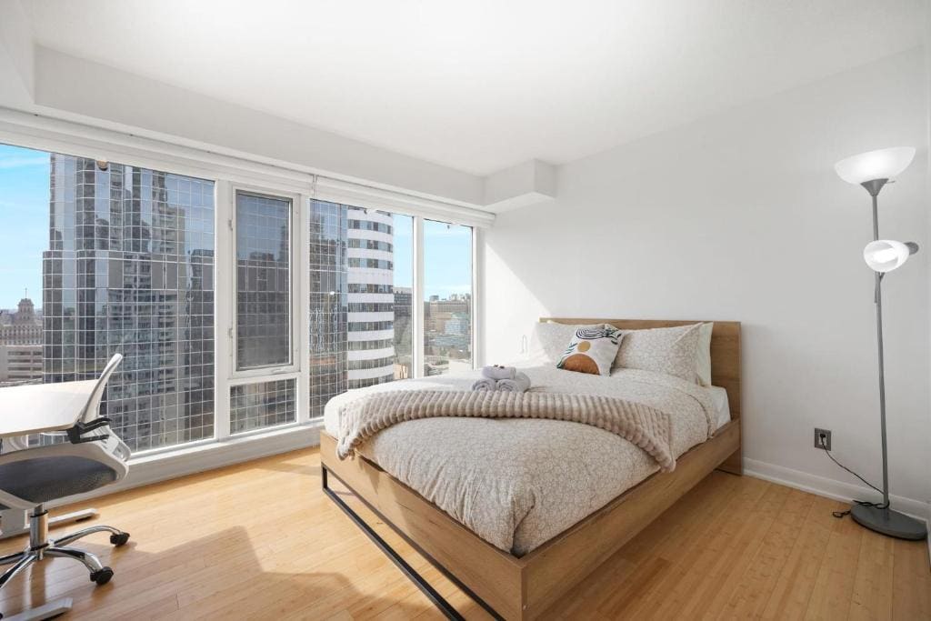 Modern Suite Condo next to Eaton Centre - The Roland - Main view