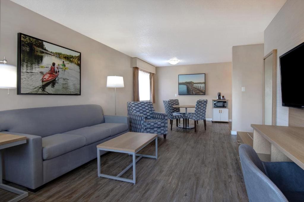 Days Inn by Wyndham Victoria Uptown - View 7