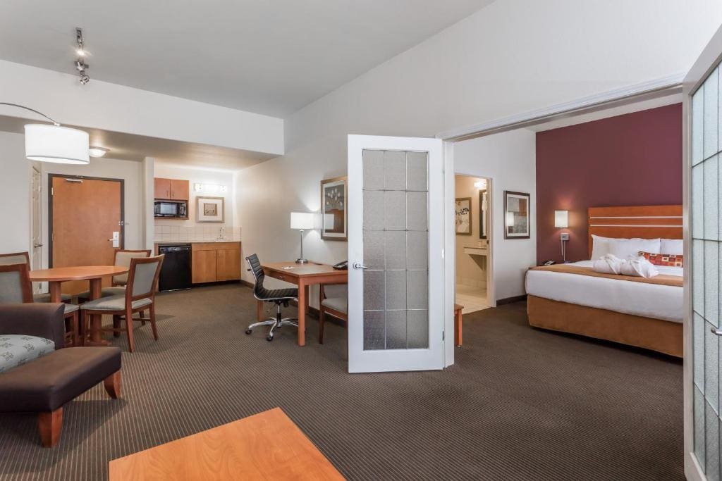 Wingate by Wyndham Calgary South - View 7