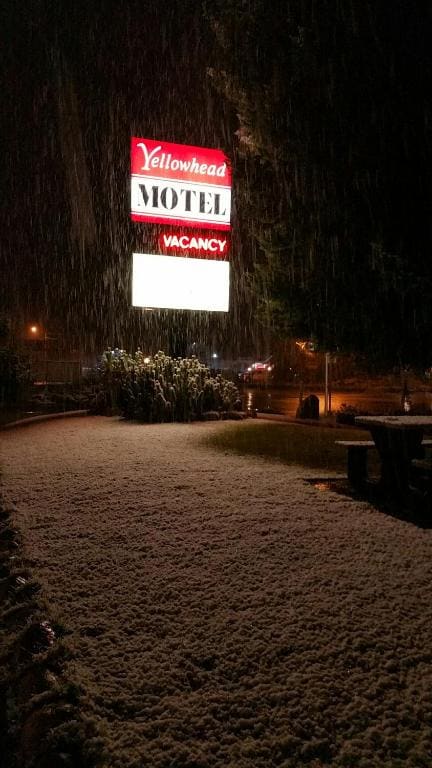 Yellowhead Motel - Main view