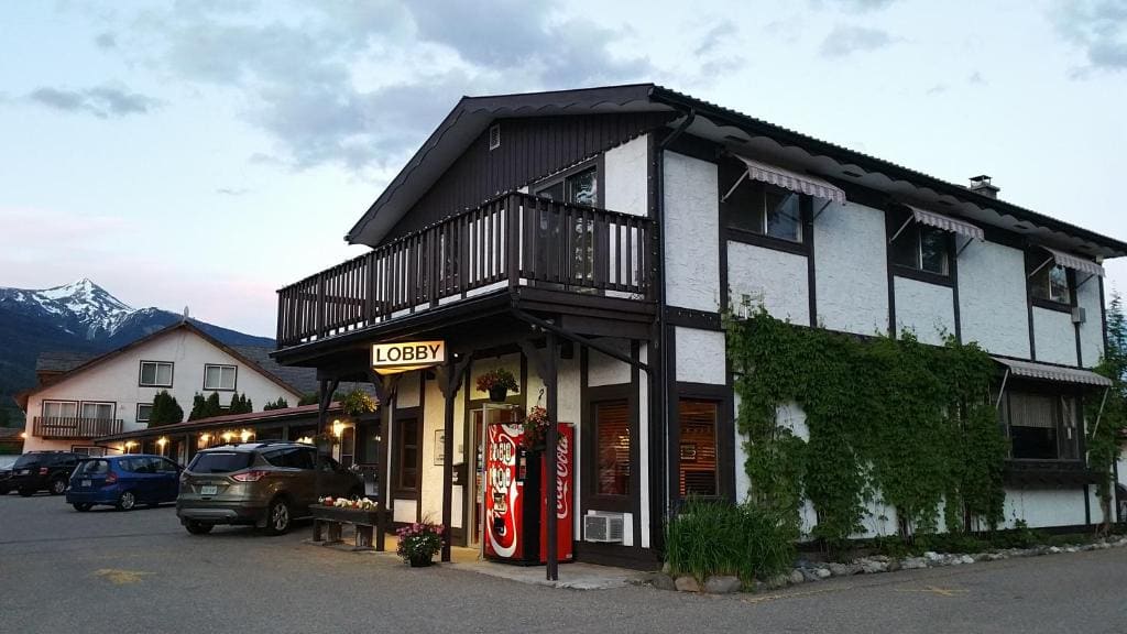 Yellowhead Motel - View 3