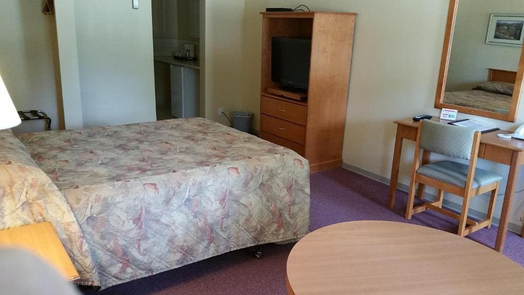 Yellowhead Motel - View 4
