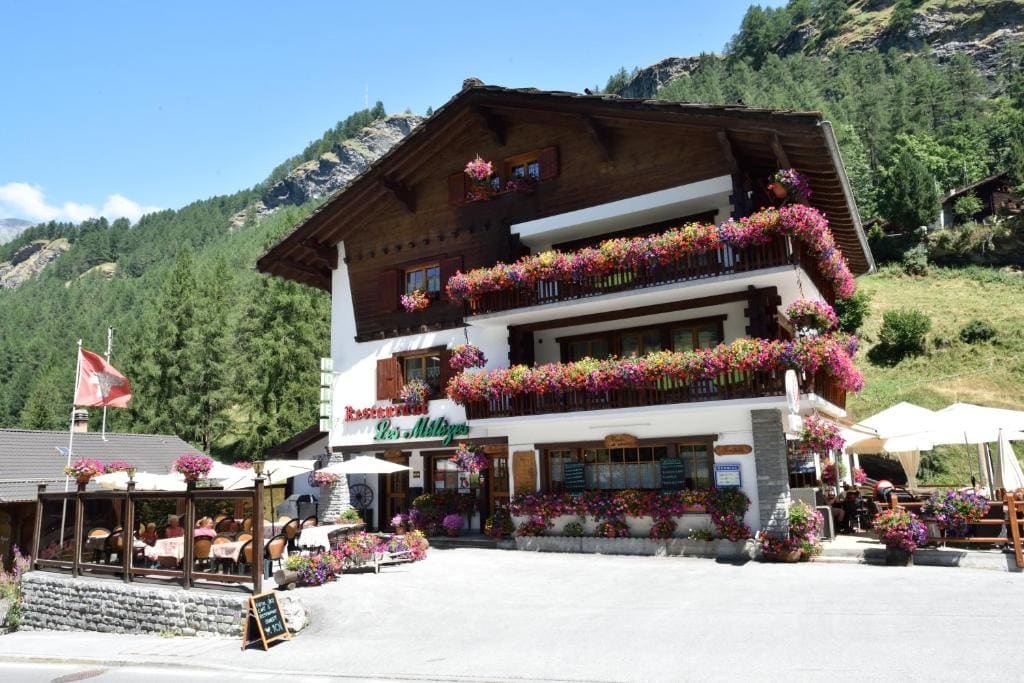 Hotel Les Mélèzes - Main view