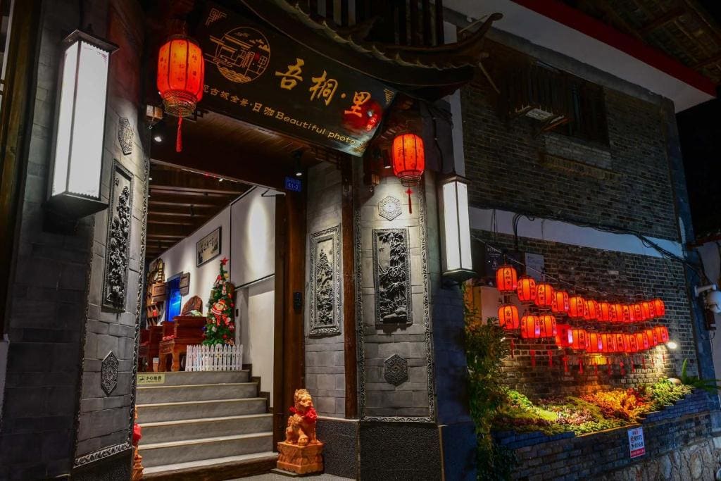 Golden Dragon's Mountain Glow Inn - Lijiang - Main view
