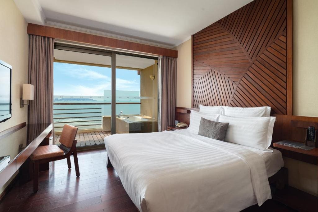 Pullman Oceanview Sanya Bay Resort & Spa - View 3