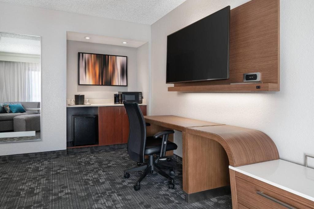 Courtyard by Marriott Las Vegas Convention Center - View 2