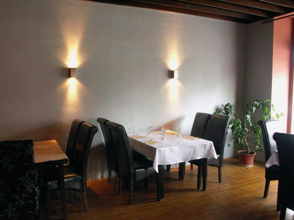 Hotel Saloon - View 4