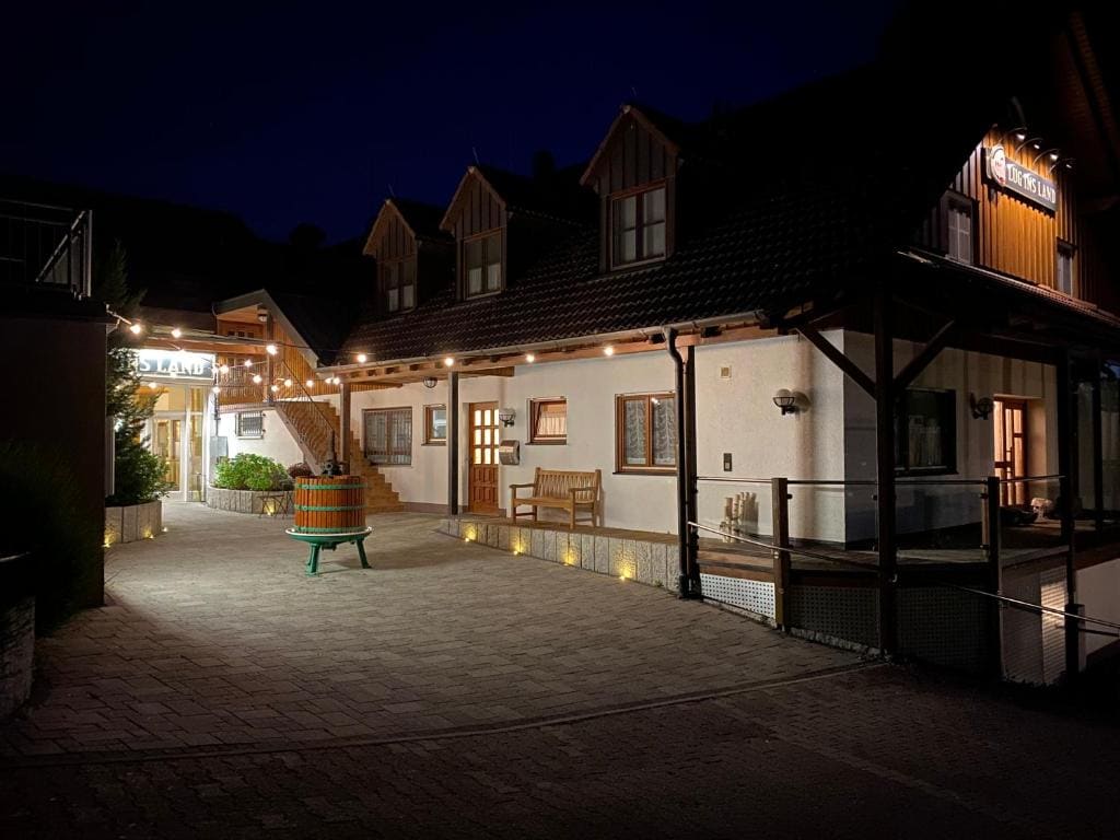 Lug ins Land Restaurant & Ferienwohnungen - Main view
