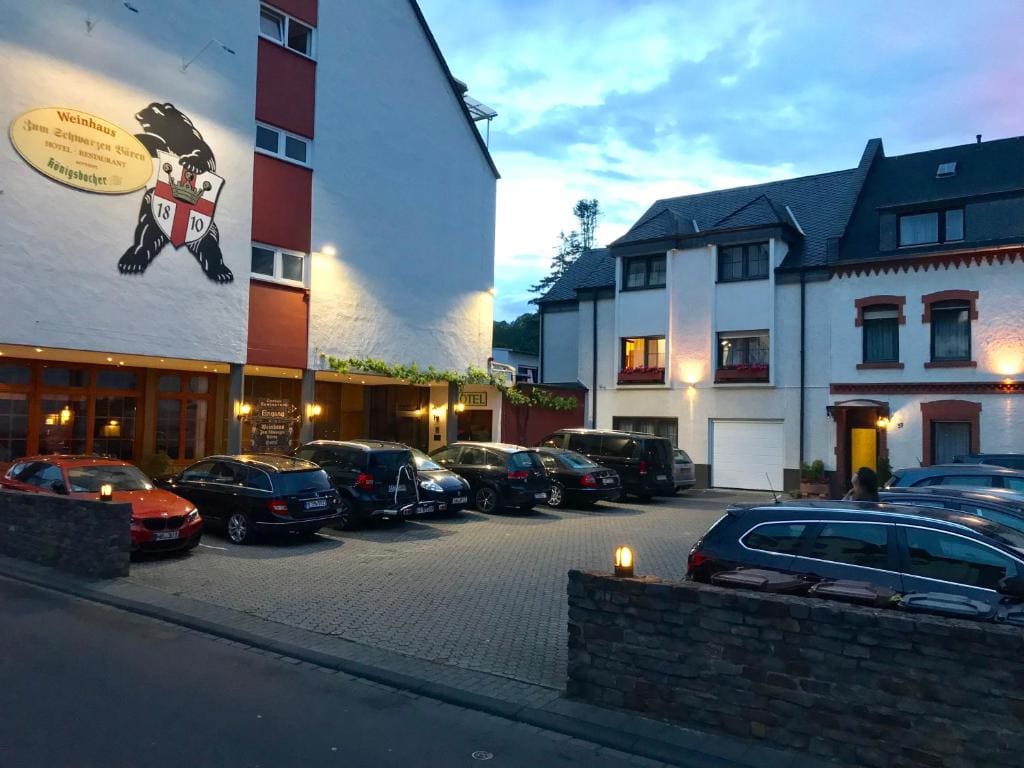 Hotel & Weinhaus Zum Schwarzen Bären - Main view