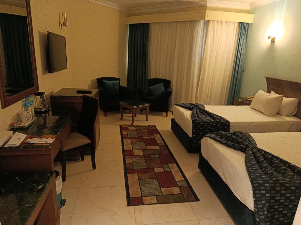 Boudl Grand Pyramids - View 7