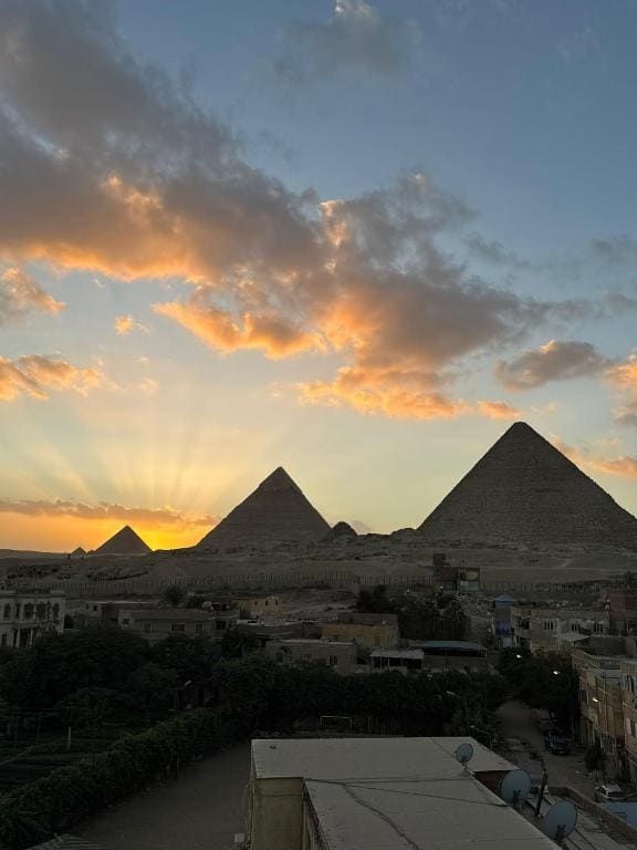 pyramids show inn - View 4
