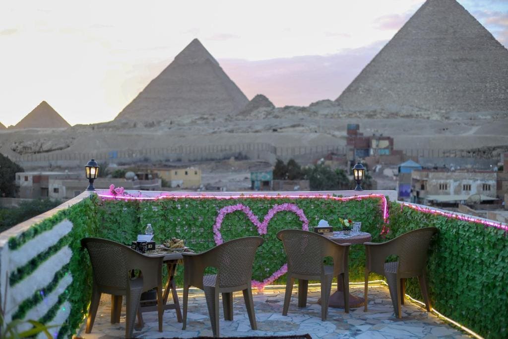 pyramids show inn - Main view