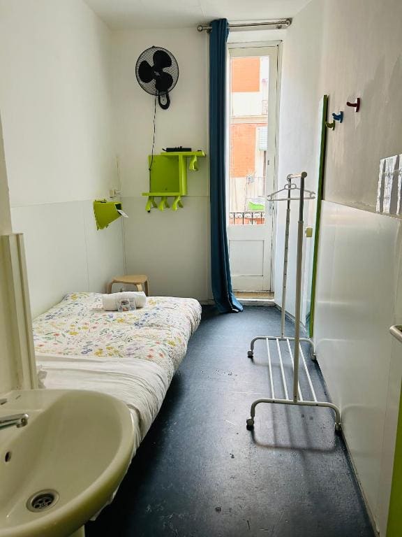 Central and Basic Universitat for YOUNG HOSTEL - View 4