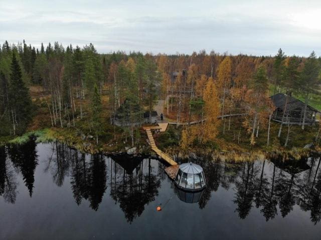 AuroraHut, Overwater Hut - Main view
