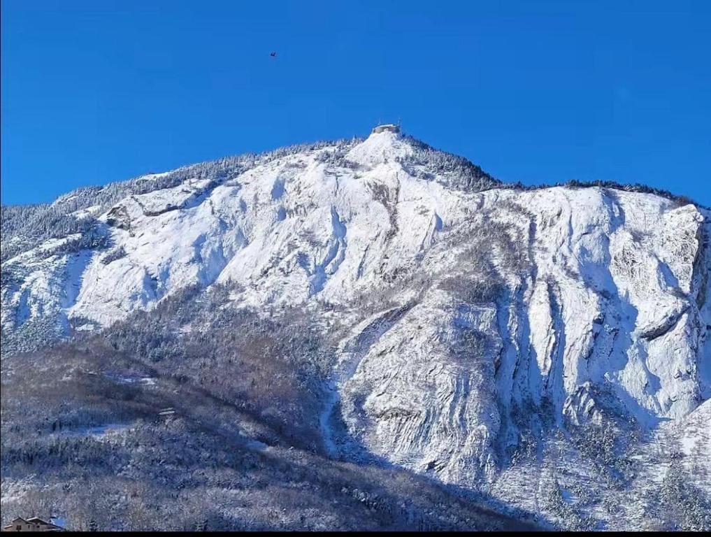 Aux pieds des montagnes - View 7