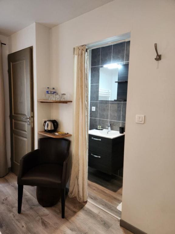 Chambres privées à Hautvillers, champagne, bain et toilettes - View 3