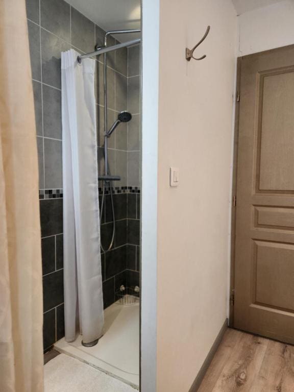 Chambres privées à Hautvillers, champagne, bain et toilettes - Main view