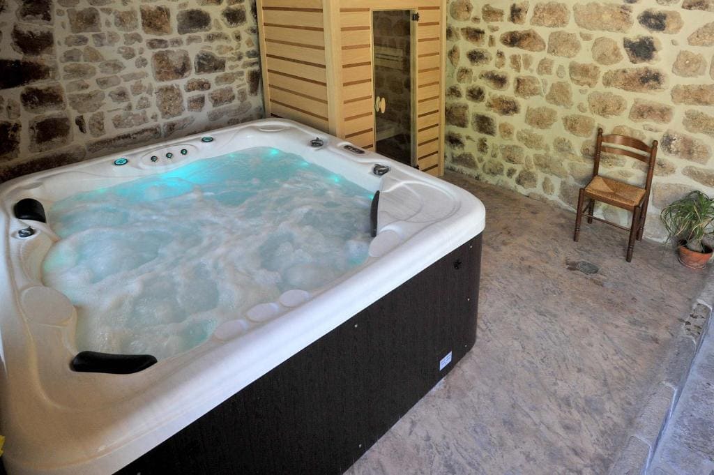 Chambre Comballe charmante avec jacuzzi - View 6