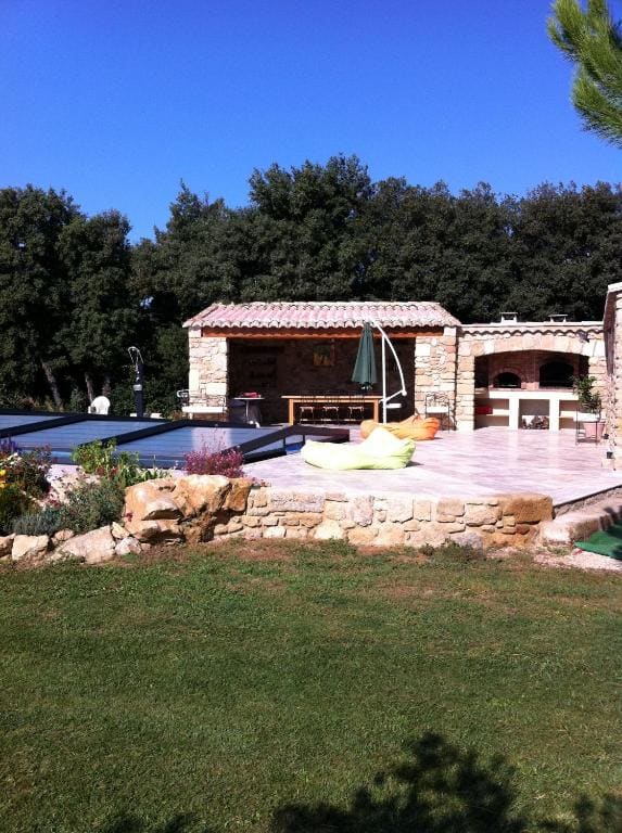 Suite avec jacuzzi privé, piscine et petit déjeuner - Main view