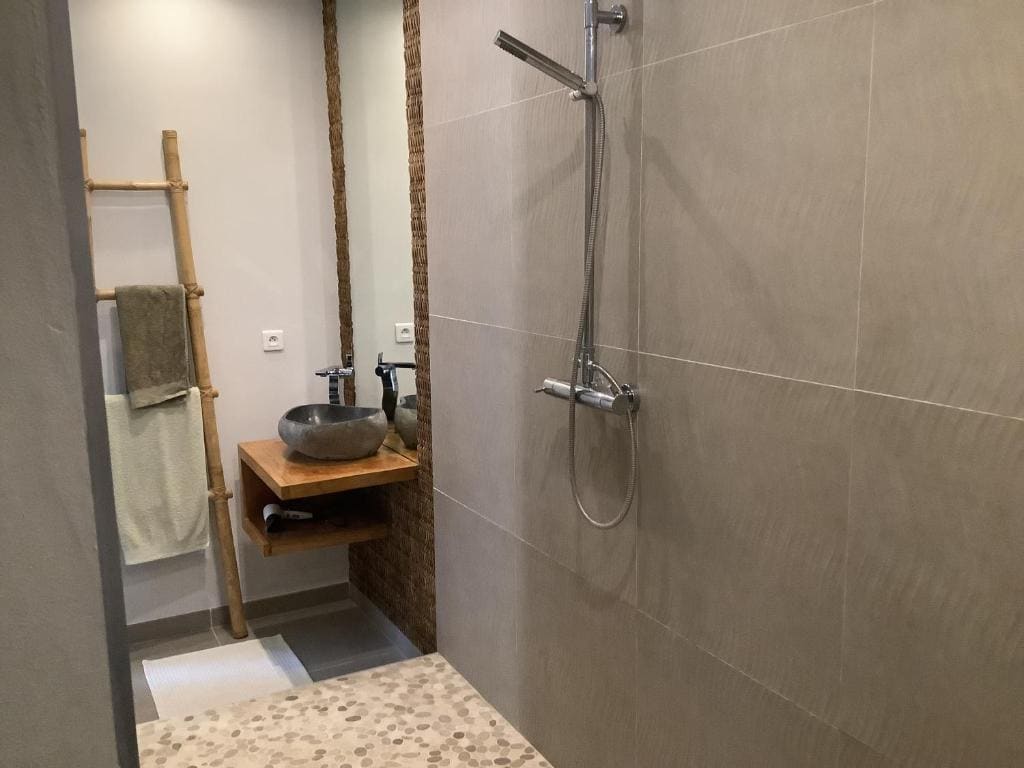 Suite avec jacuzzi privé, piscine et petit déjeuner - View 7