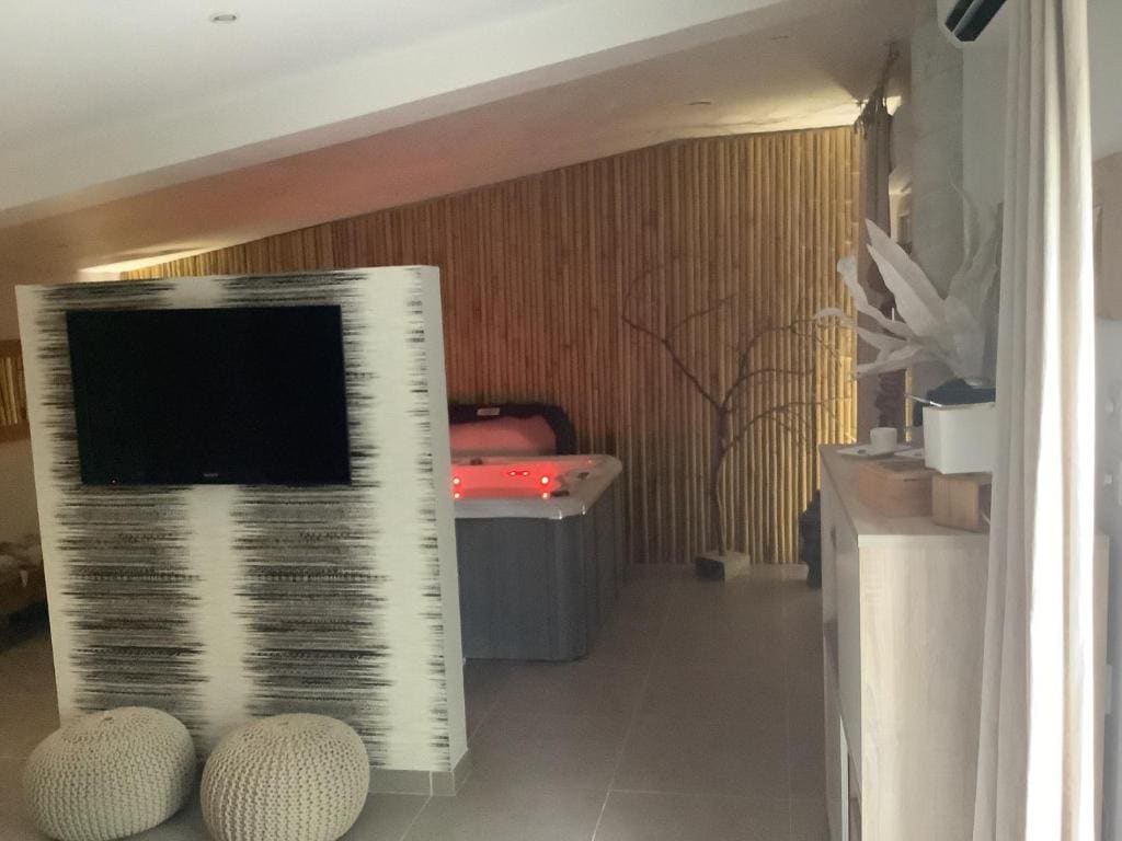 Suite avec jacuzzi privé, piscine et petit déjeuner - View 5