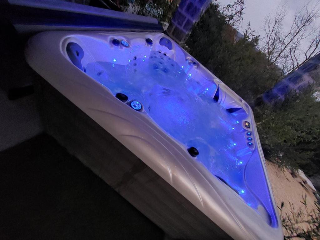 Le Mas des Roches Jacuzzi privatif - View 4