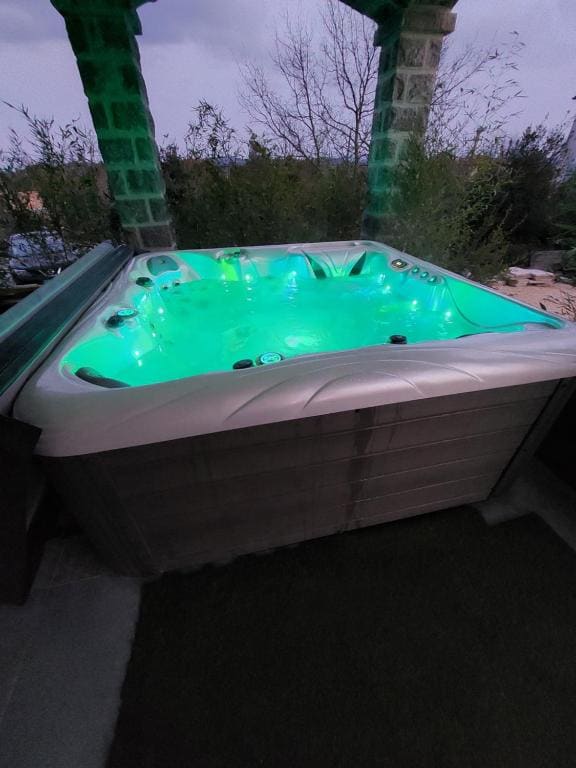 Le Mas des Roches Jacuzzi privatif - View 5