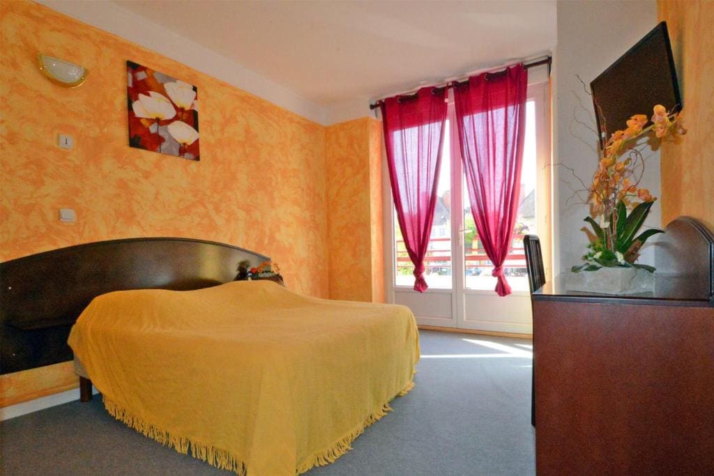 Hotel Le Saint Vorles - View 2