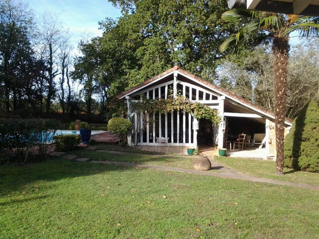 Les Hotes Des Guillemets - View 5