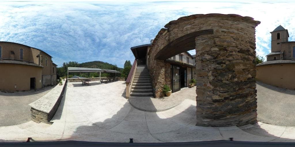 Logis Hôtels - Hostellerie des Lauriers - Hôtel Restaurant - View 2