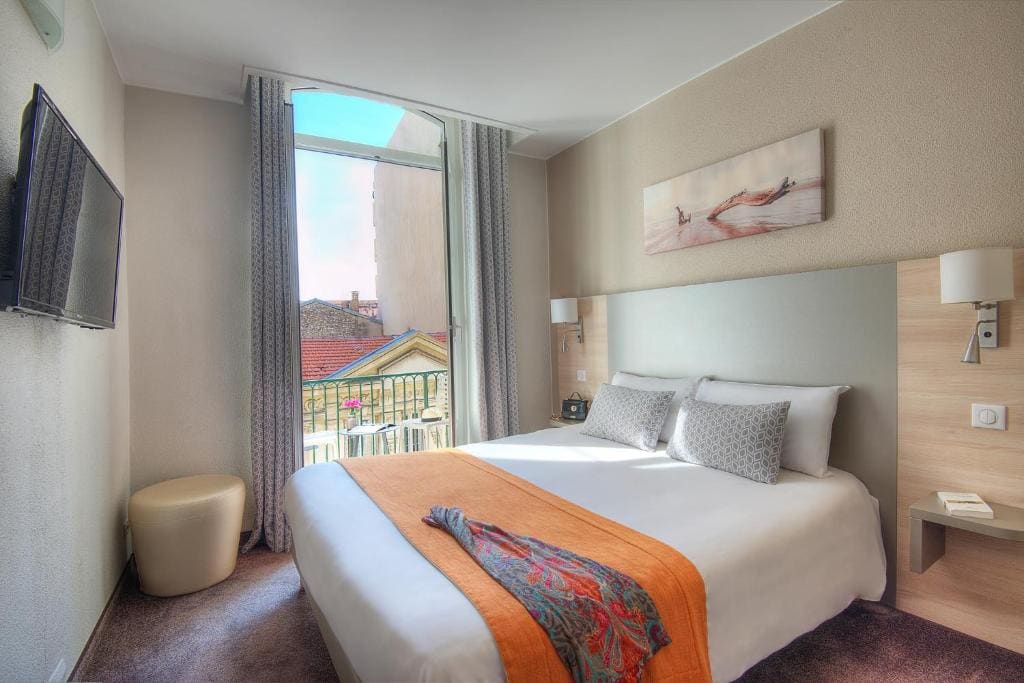 Hotel Du Midi - View 2