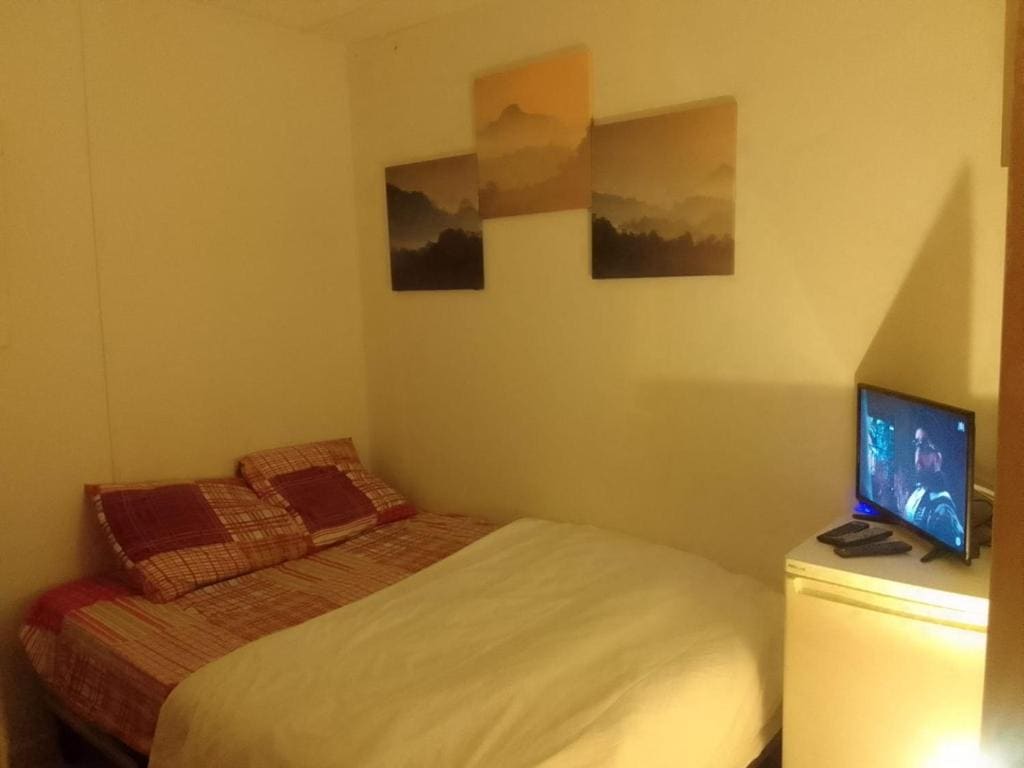 Simple Colocation Rooms - View 5