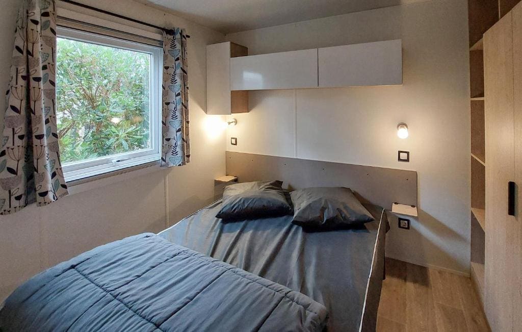 Stunning Stacaravan In Saint-Julien-En Born - View 2