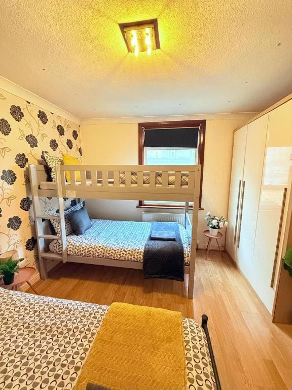 25 Minutes to Central London Rooms 35 - View 7