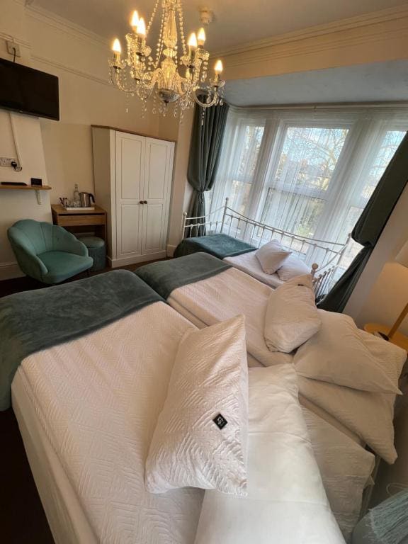 A & B Guest House Cambridge - View 3