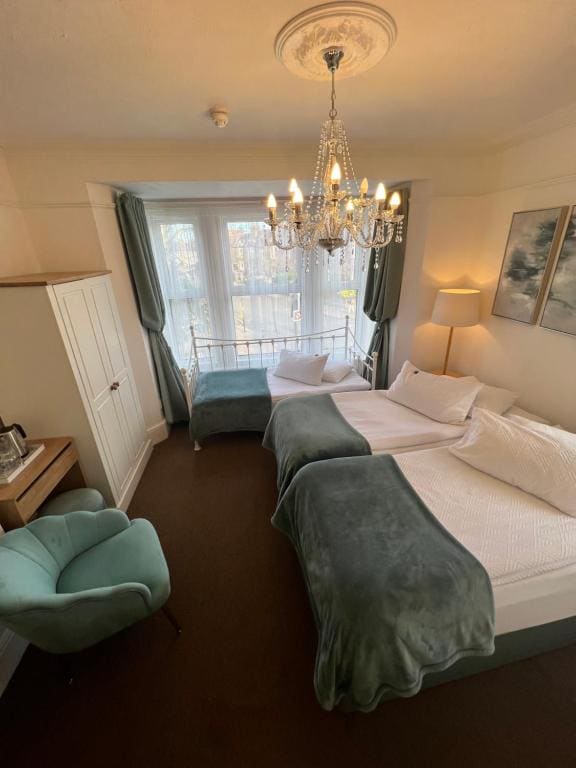 A & B Guest House Cambridge - View 4