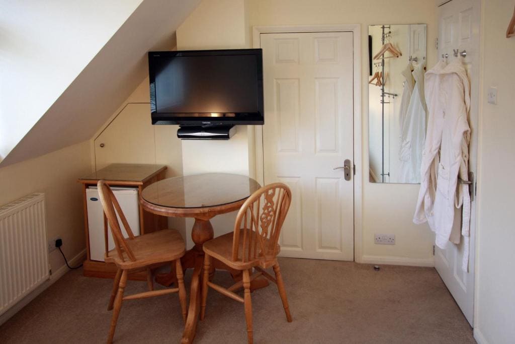 Abacus Bed and Breakfast, Blackwater, Hampshire - View 5
