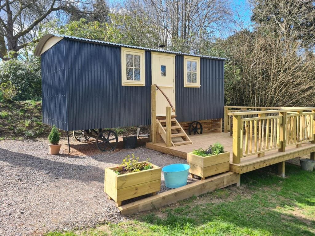 annes hatch hut - Main view