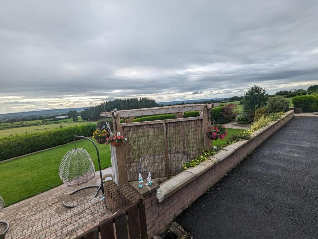 Antrim Heights B&B Panoramic Views & Free Parking — Vue 7