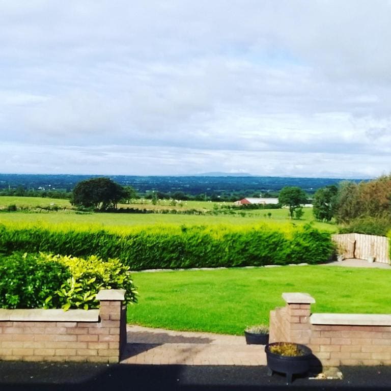 Antrim Heights B&B Panoramic Views & Free Parking — Vue 6