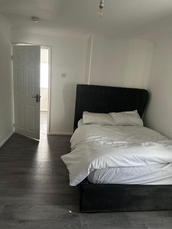 Apex house Rainham - View 2