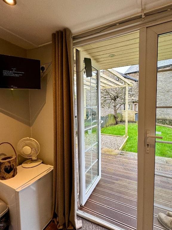 Apple tree hut, in a private garden - View 5