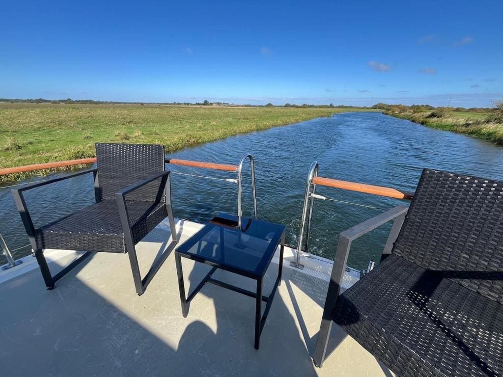 Beautiful boat in rural surroundings near Beverley - Main view